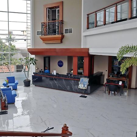 Hotel Dafam Семаранг Экстерьер фото