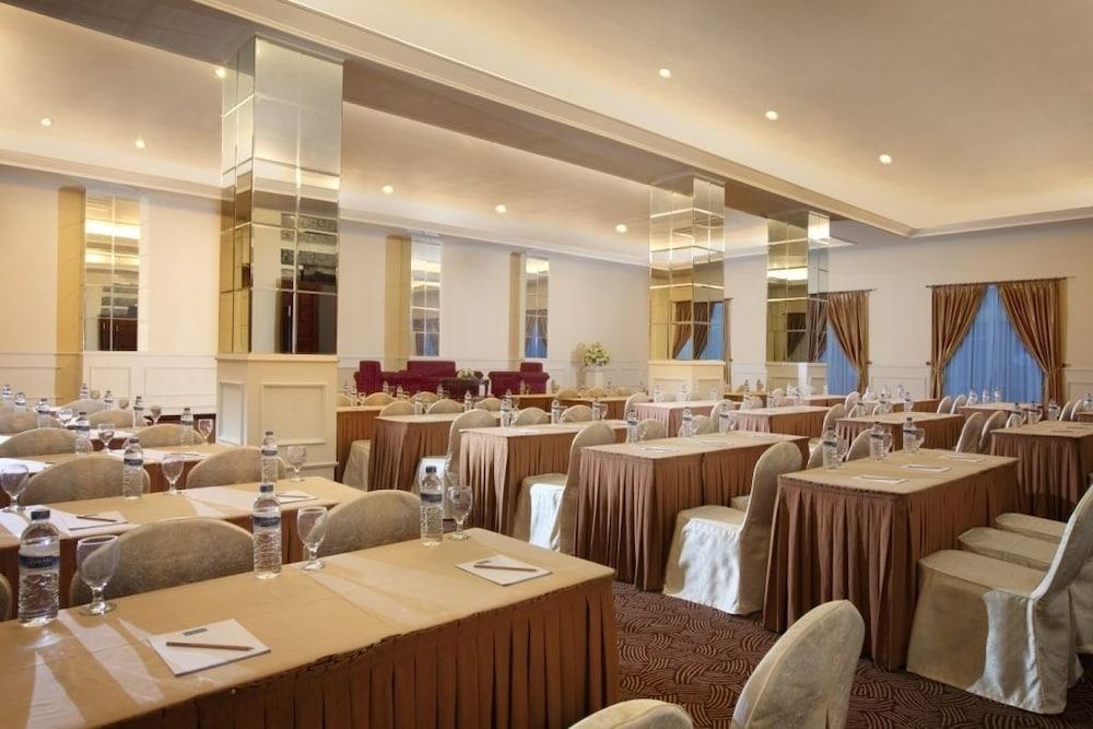 Hotel Dafam Семаранг Экстерьер фото